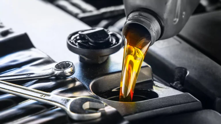 ¿Sabes qué significan los números de los aceites para coches? De eso depende la buena salud de tu motor