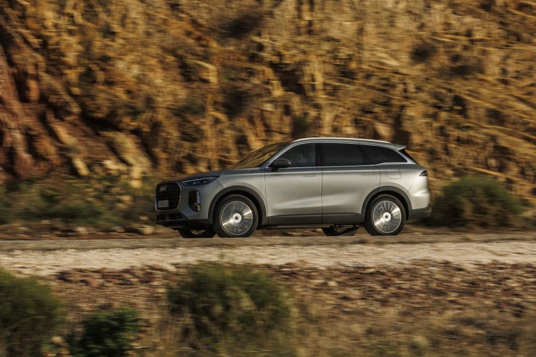 EBRO s900 PHEV 4×4: así es el gran SUV de 7 plazas con 425 CV, 140 km eléctricos y 38.990 euros