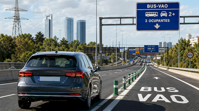 La DGT no te multa por ir solo en el coche, pero sí por hacer esto: la confusión que ya puede costarte 200 euros