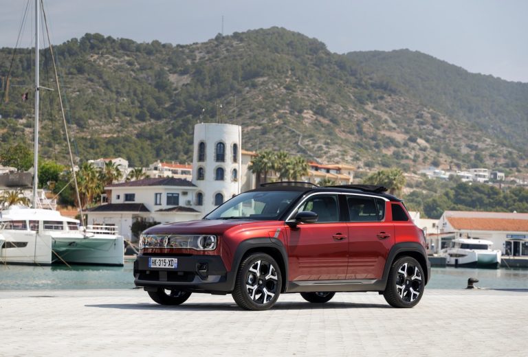 El Renault 4 E-Tech eléctrico plein sud llega para rendir homenaje a un clásico