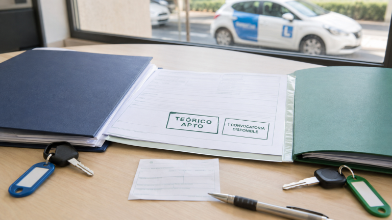 Cómo cambiar de autoescuela sin perder el teórico aprobado ni las convocatorias que te quedan