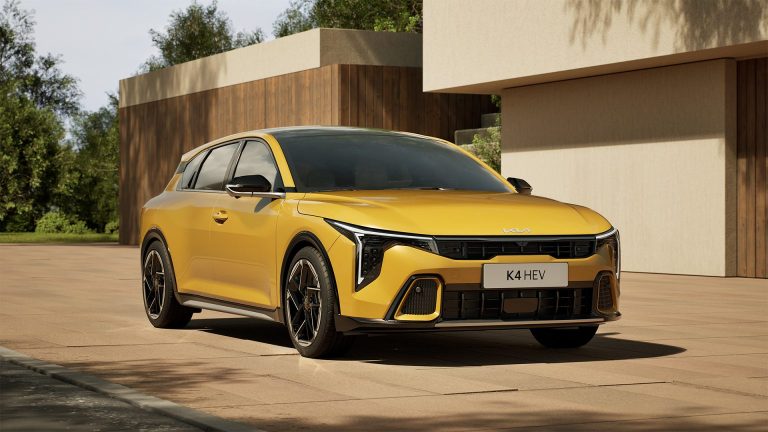 ¿Un KIA K4 más eficiente? Ya está aquí la versión híbrida del modelo surcoreano